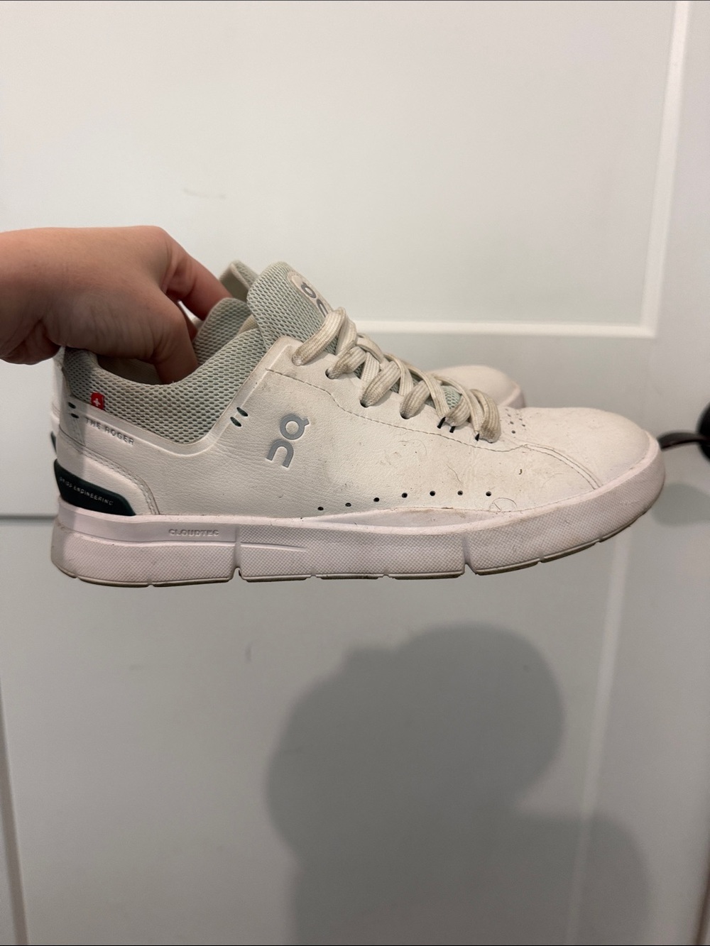 Women On Running Cloud Roger Sneakers Size 8 - Picture 2 of 3